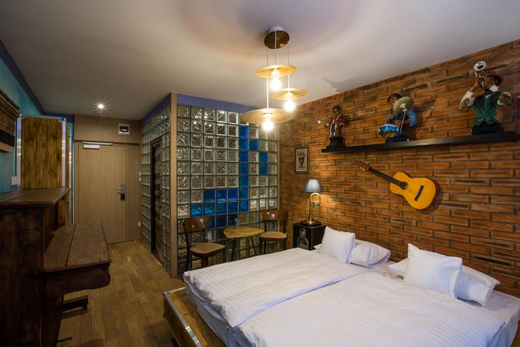 Postel nebo postele na pokoji v ubytování Retro hotel Garage
