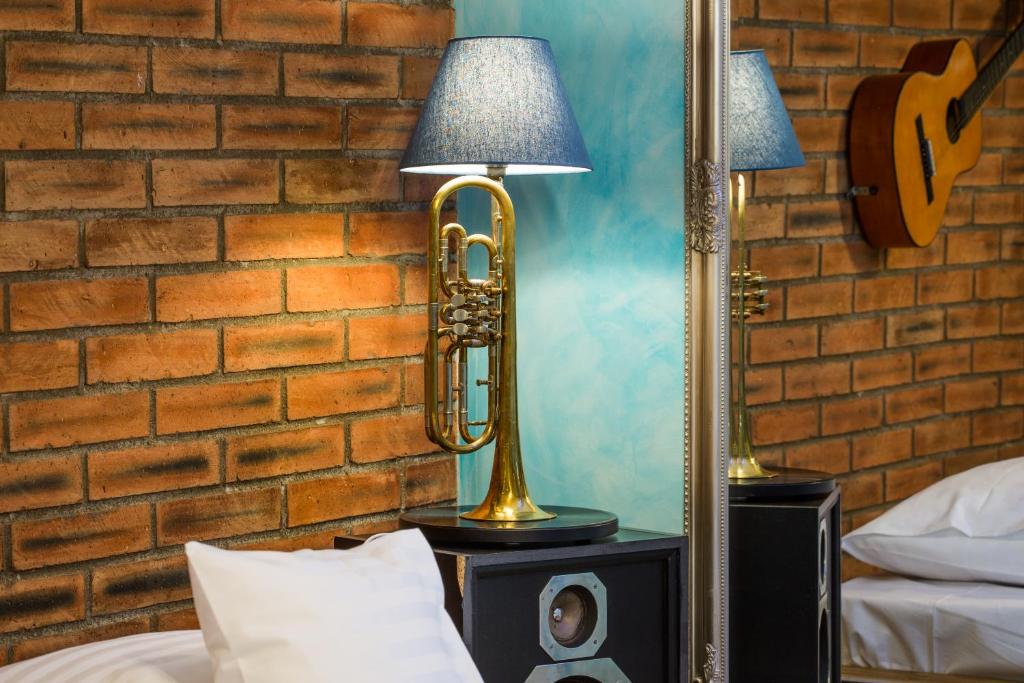 Postel nebo postele na pokoji v ubytování Retro hotel Garage