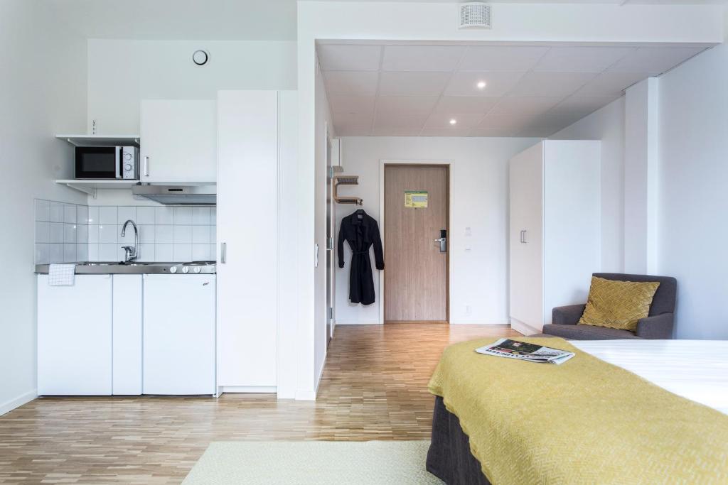 Postel nebo postele na pokoji v ubytování Biz Apartment Solna