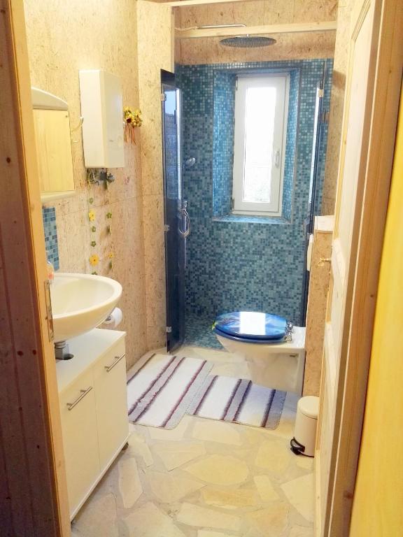Ein Badezimmer in der Unterkunft Ferienwohnungen mit Weitblick