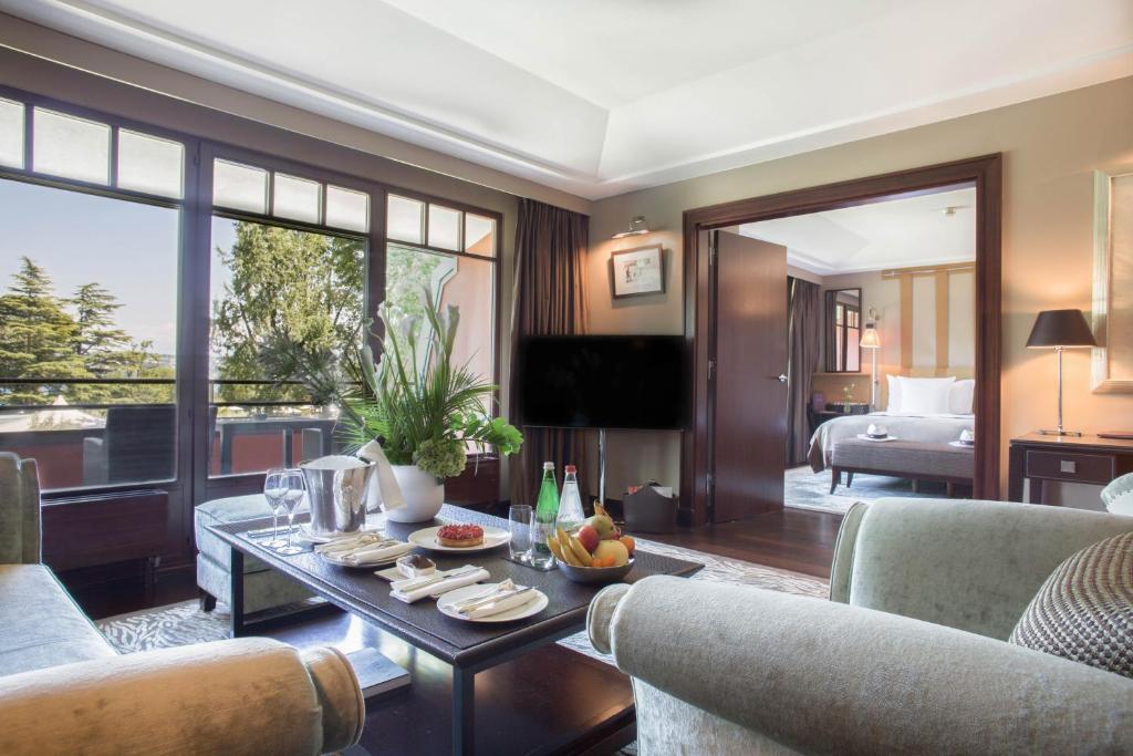 
Suite with Lake View and Spa access
