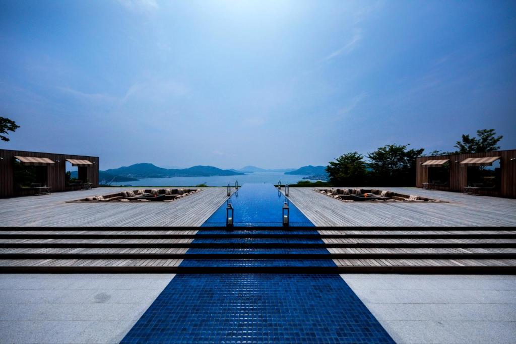 uma linha de passos que conduz a uma massa de água em Bella Vista Spa and Marina ONOMICHI em Onomichi