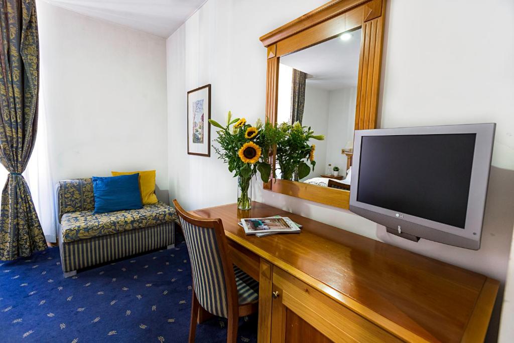 TV a/nebo společenská místnost v ubytování Hotel Diplomatic