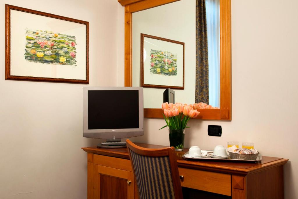 TV a/nebo společenská místnost v ubytování Hotel Diplomatic