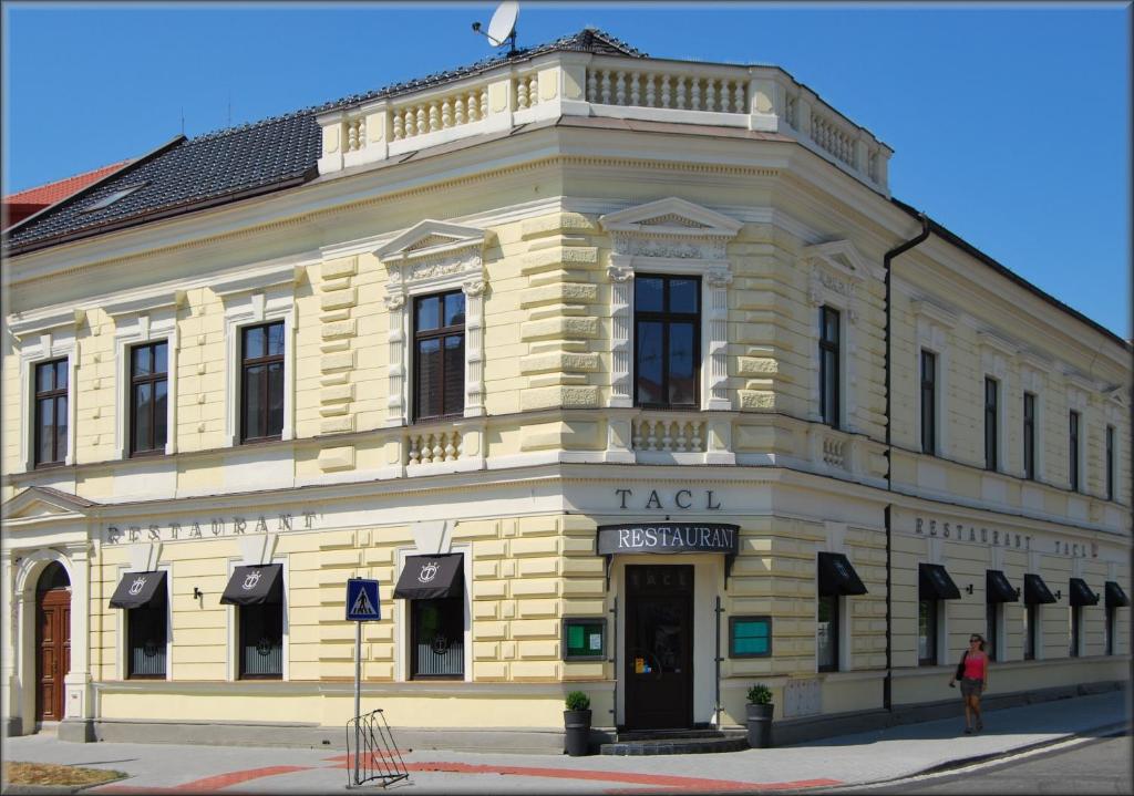 un viejo edificio en la esquina de una calle en Hotel Tacl en Holešov