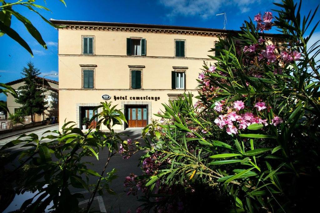 un edificio con flores delante en Hotel Camerlengo en Corridonia