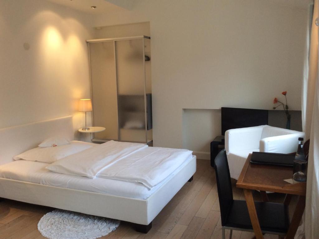 Postel nebo postele na pokoji v ubytování Hotel Heidelberg Astoria