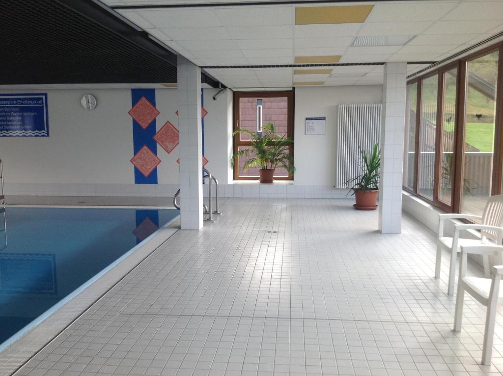 Bazén v ubytování Ferienwohnung Sasbachwalden H15 Ap6 mit beheiztem Innenpool und Sauna nebo v jeho okolí