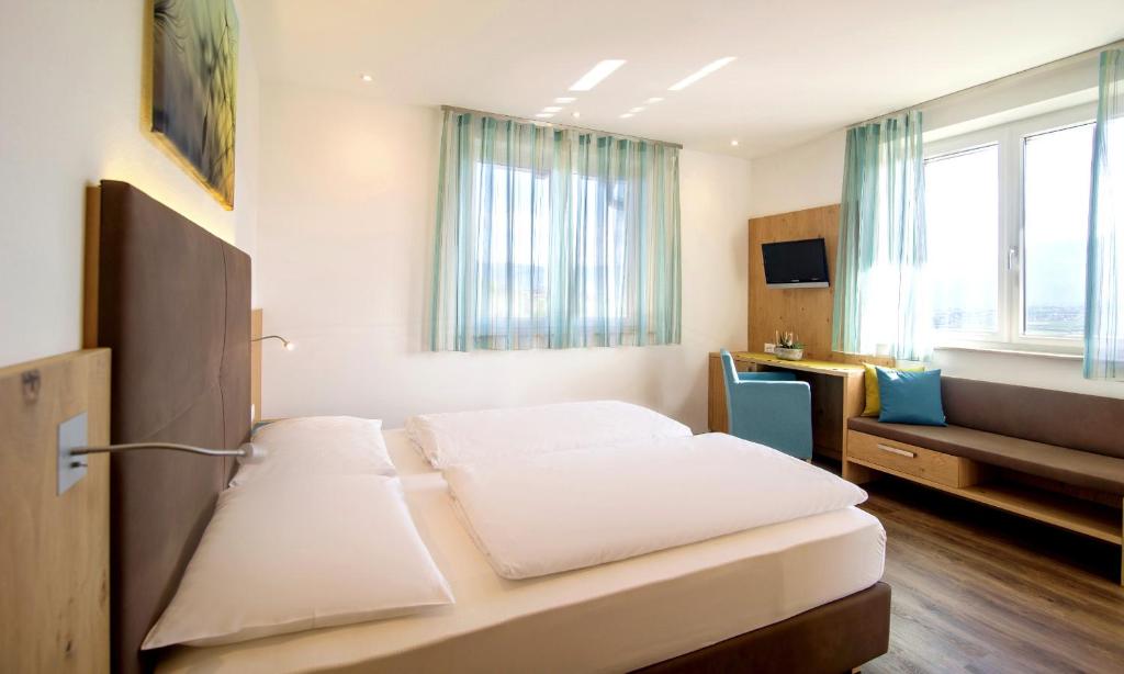 Postel nebo postele na pokoji v ubytování Hotel Römerrast