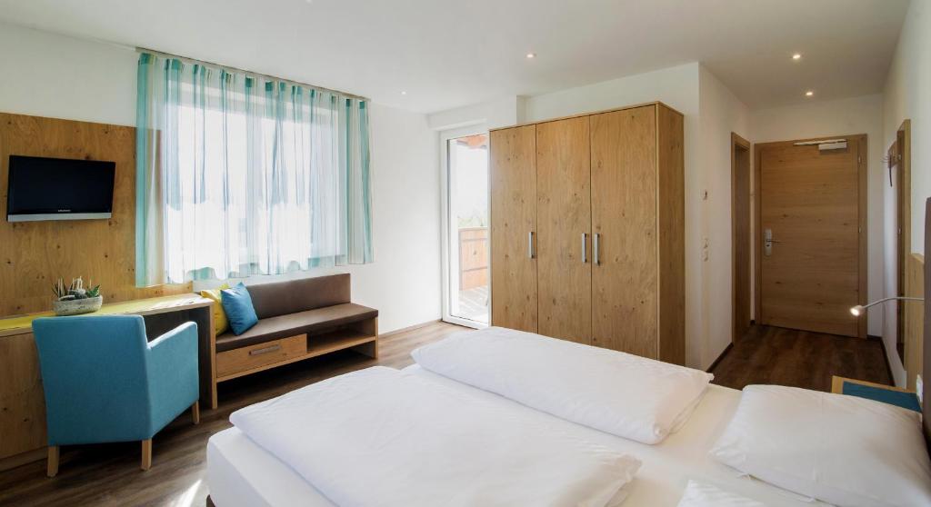Postel nebo postele na pokoji v ubytování Hotel Römerrast