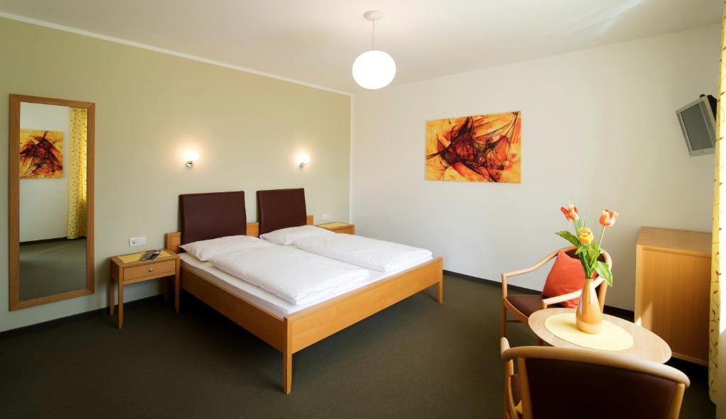 Postel nebo postele na pokoji v ubytování Hotel Römerrast