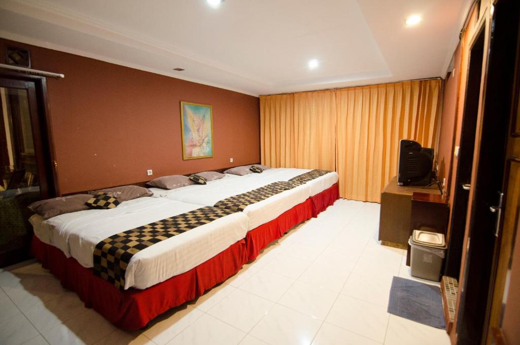 Tempat tidur dalam kamar di Fora Guest House Taman Lingkar