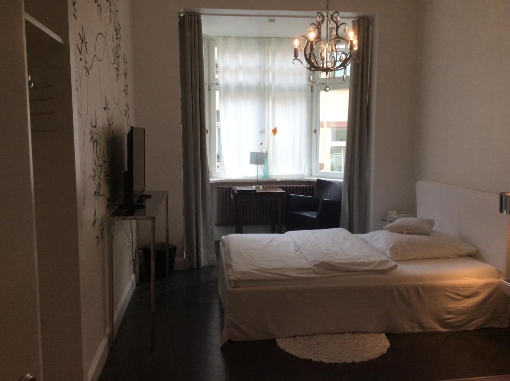 Postel nebo postele na pokoji v ubytování Hotel Heidelberg Astoria