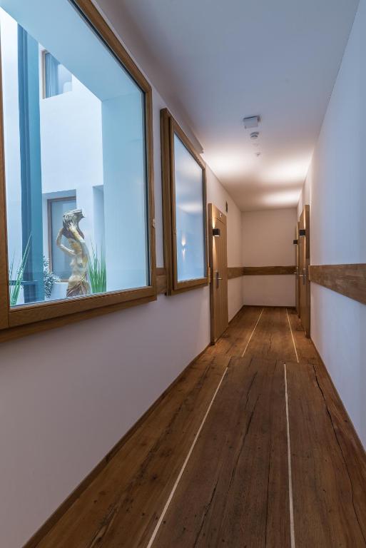 East West Hotel Basel - Resim 14