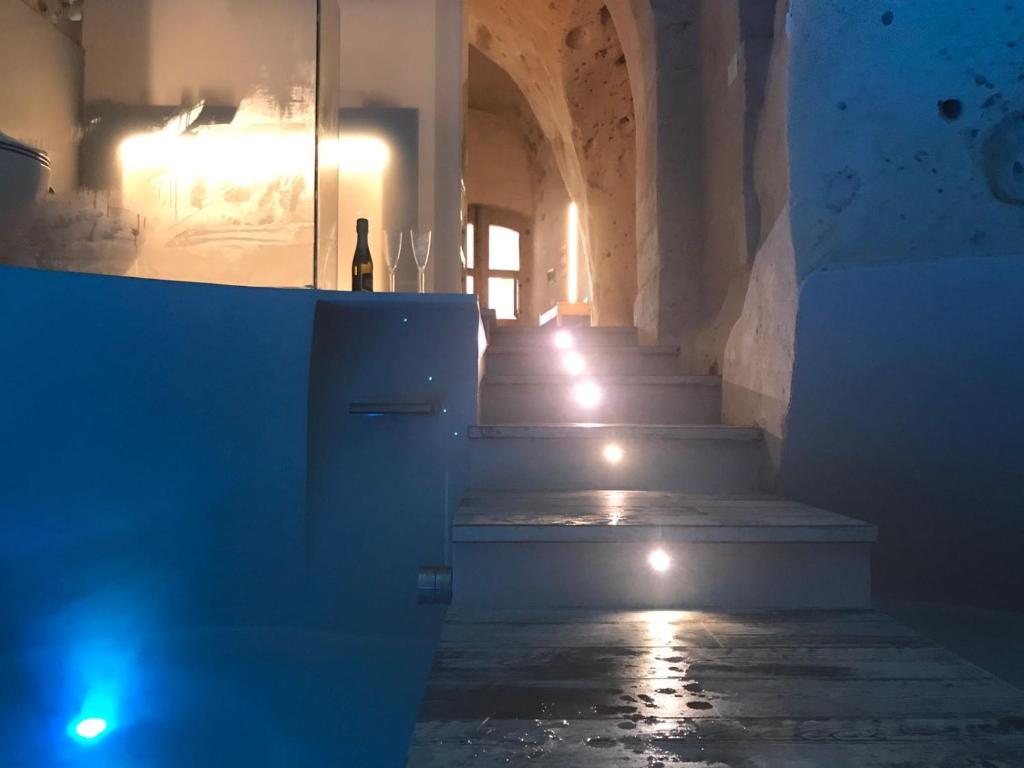 un pasillo oscuro con escaleras con luces encendidas en B&B Al Convento, en Matera