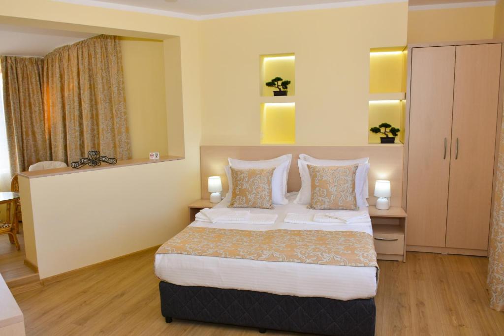 Un dormitorio con una cama grande en una habitación. en Luxury Apartments, en Burgas