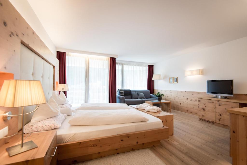 Postel nebo postele na pokoji v ubytování Alpine Hotel Ciasa Lara