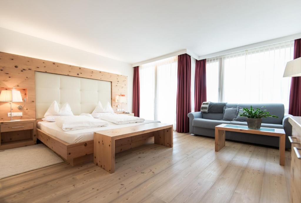 Postel nebo postele na pokoji v ubytování Alpine Hotel Ciasa Lara