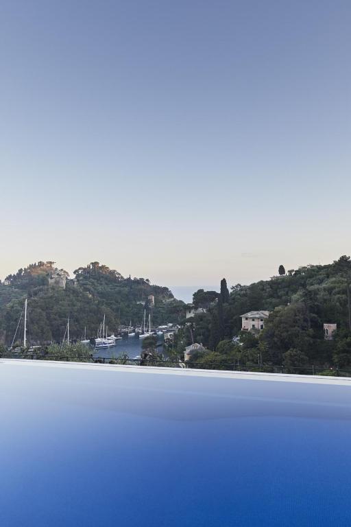 Peisaj natural din apropierea acestui hotel