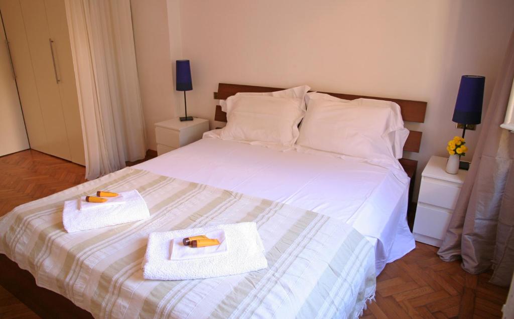 um quarto com uma cama com duas toalhas em My Ponte Vecchio apartment em Florença