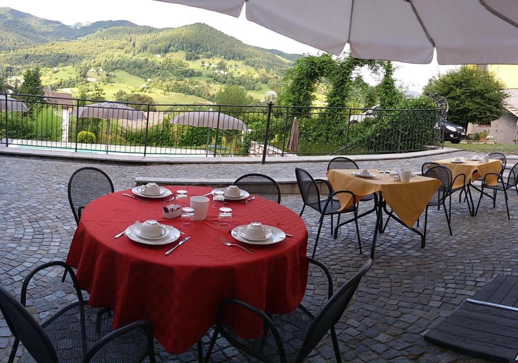 Nespecifikovaný výhled na hory nebo výhled na hory při pohledu z hotelu