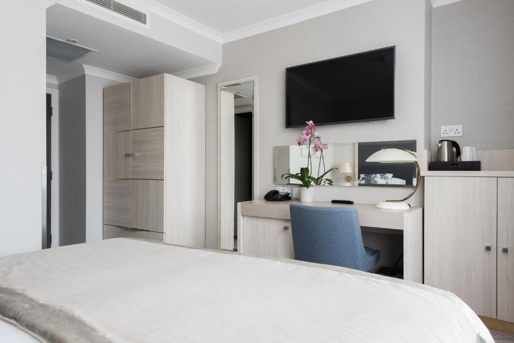 Blandford Hotel photo