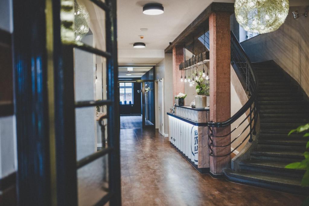 einen Flur mit einer Treppe in einem Haus in der Unterkunft Altes Zollamt in Husum