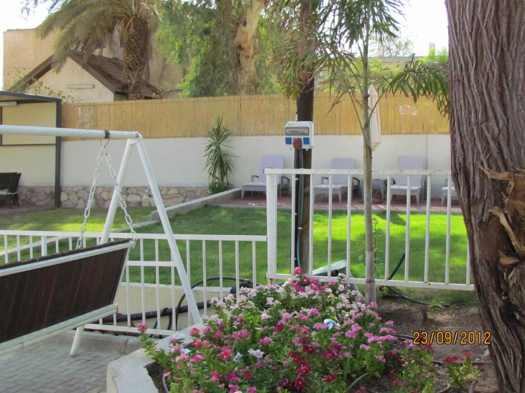 Zahrada ubytování Classic Inn באווירה כפרית