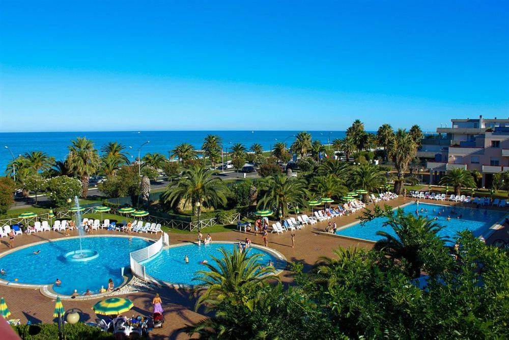 - Vistas a un complejo con piscina y al océano en IHR Residence Hotel Le Terrazze, en Grottammare