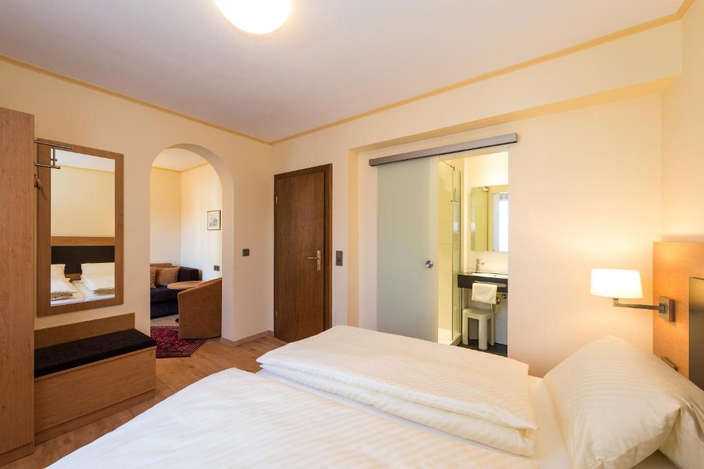 Postel nebo postele na pokoji v ubytování Hotel Hirschen