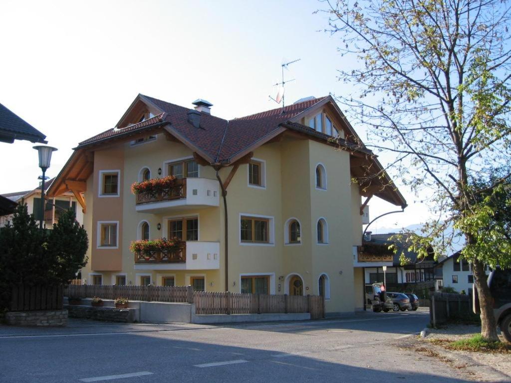 ヴァルダーオラにあるResidence Oberhauserの茶色の屋根の大黄色い家