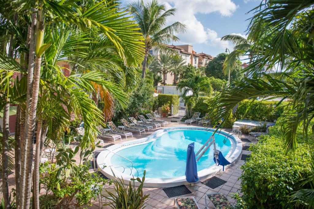 an overhead view of a swimming pool with palm trees at Shore Haven Resort Inn in Fort Lauderdale