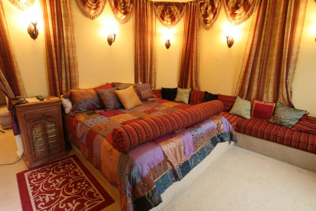 A bed or beds in a room at Destinations Inn Theme Rooms