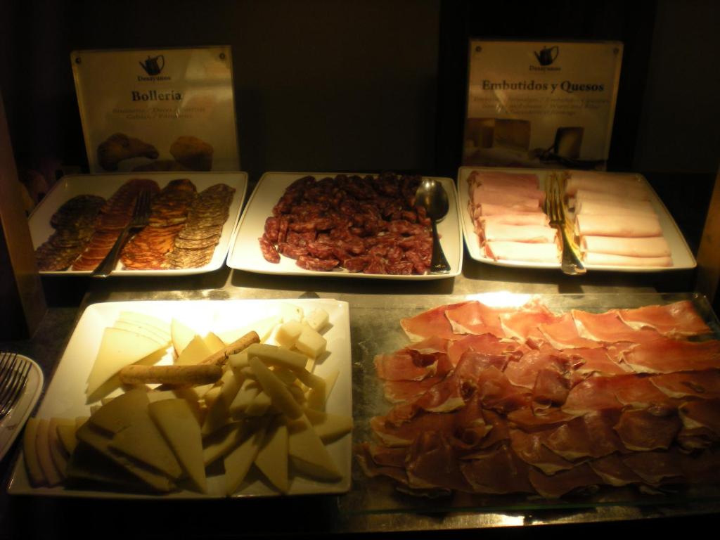 Comida en o cerca de este hotel