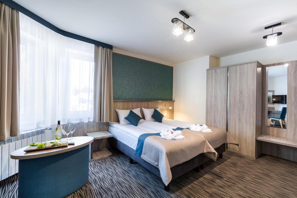Postel nebo postele na pokoji v ubytování Krasicki Hotel Resort & Spa