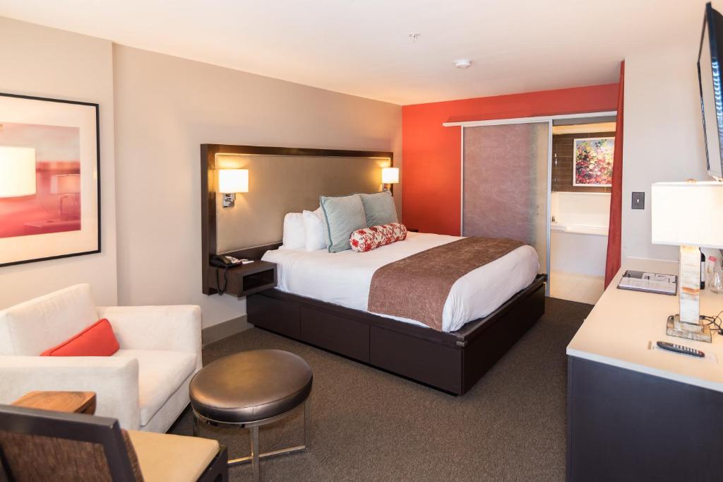 une chambre d'hôtel avec un lit et un salon dans l'établissement City Loft Hotel, à Beaufort