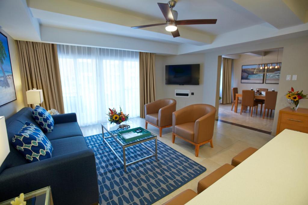 TV a/nebo společenská místnost v ubytování Divi Dutch Village Beach Resort