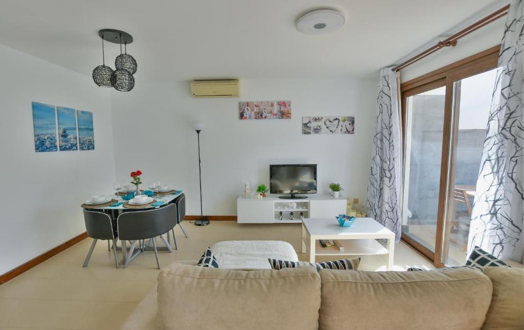 a living room with a couch and a table at Casa Zen in Puerto Calero