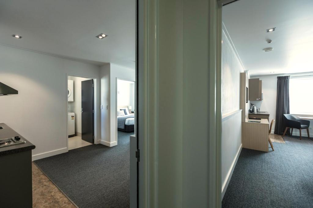 Postel nebo postele na pokoji v ubytování Quest Dunedin Serviced Apartments