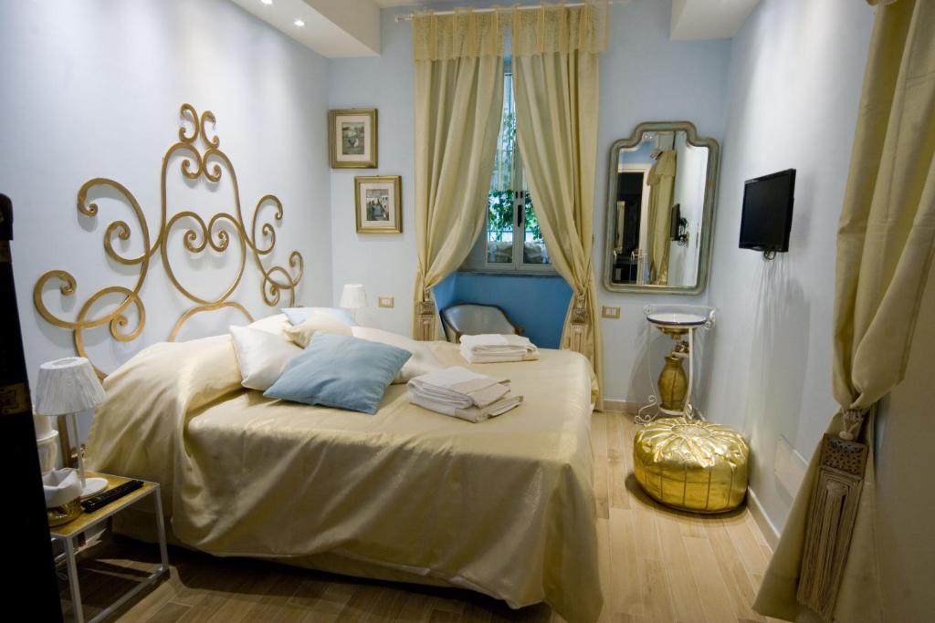 サレルノにあるChèz Lumièreのベッドルーム(大型ベッド1台、鏡付)