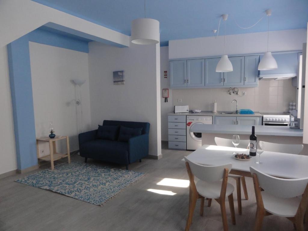 een keuken en een woonkamer met een tafel en een bank bij Casa Pelourinho in Silves