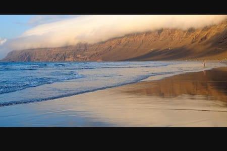 a view of the beach with a mountain in the background at Casa Frasca in Teguise