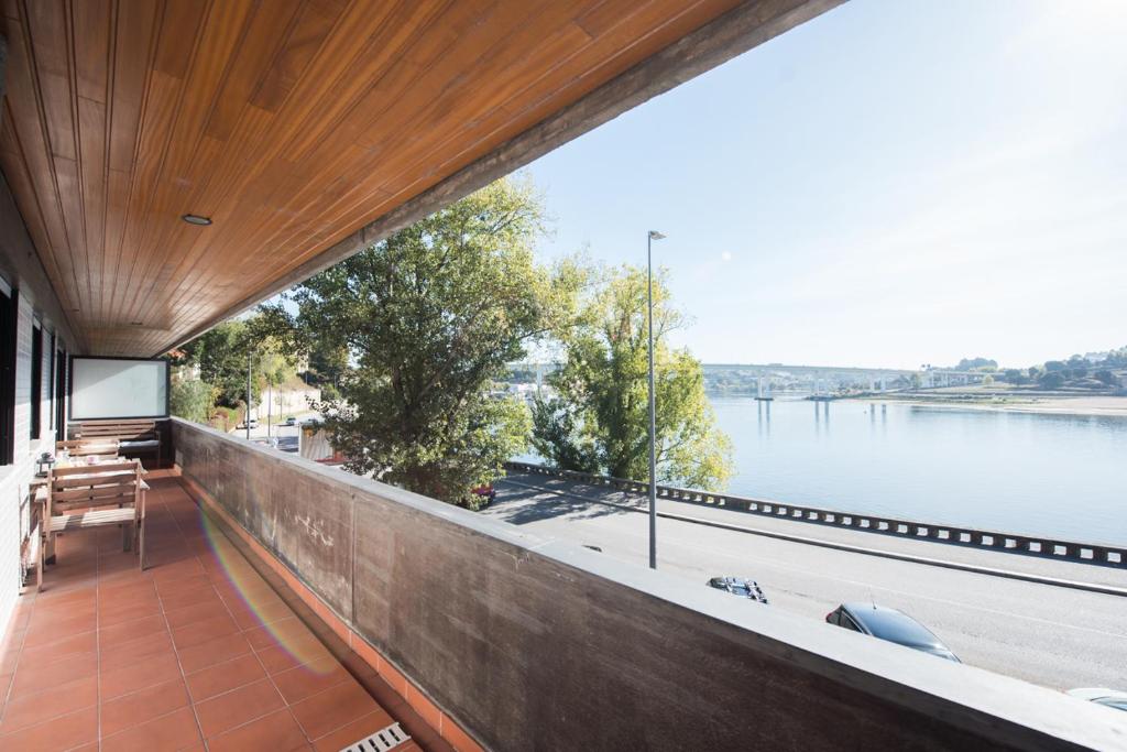 ポルトにあるDouro Balcony Apartmentの家のバルコニーから水の景色を望めます。