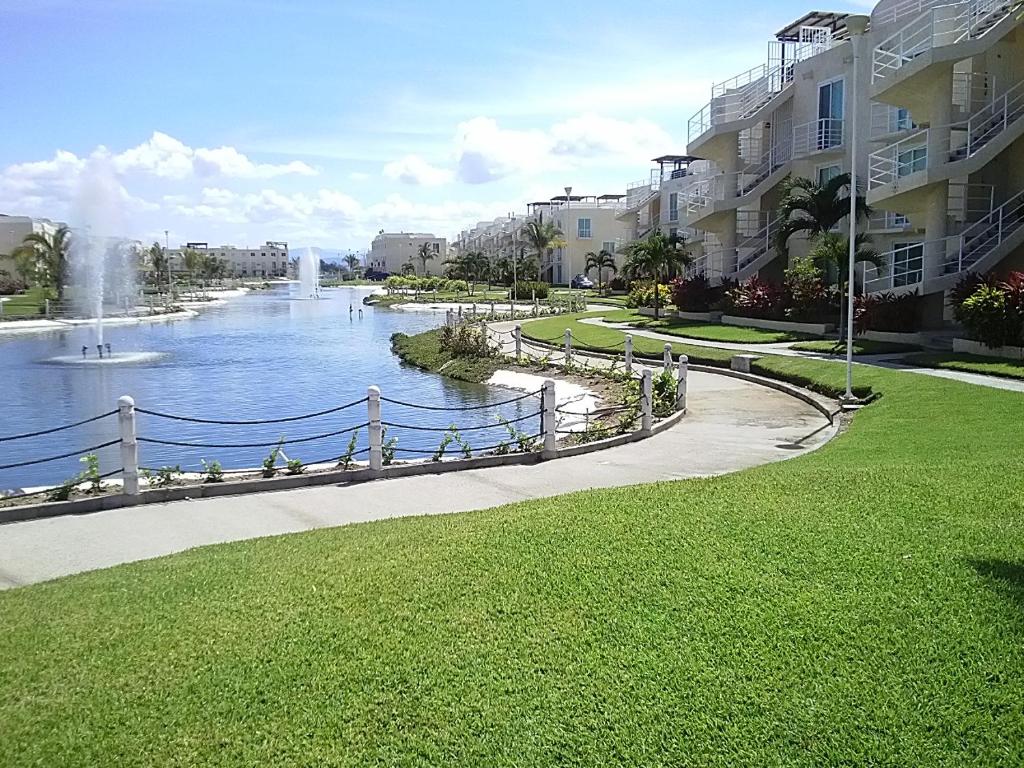 um parque com uma fonte no meio de um canal em marina diamante iris em Acapulco