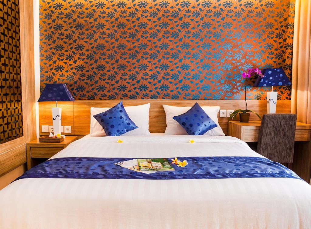 Postel nebo postele na pokoji v ubytování Natya Hotel Kuta