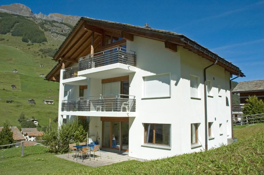 een huis aan de zijkant van een heuvel bij Ferienwohnung Mura in Vals