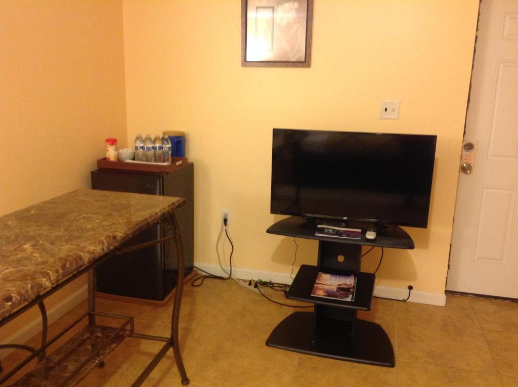 soggiorno con TV a schermo piatto su supporto di Mojoy Homesuites At Runyon a Newark