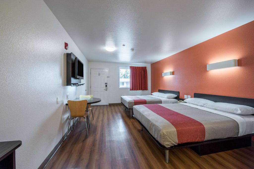 Postel nebo postele na pokoji v ubytování Motel 6-Fallon, NV