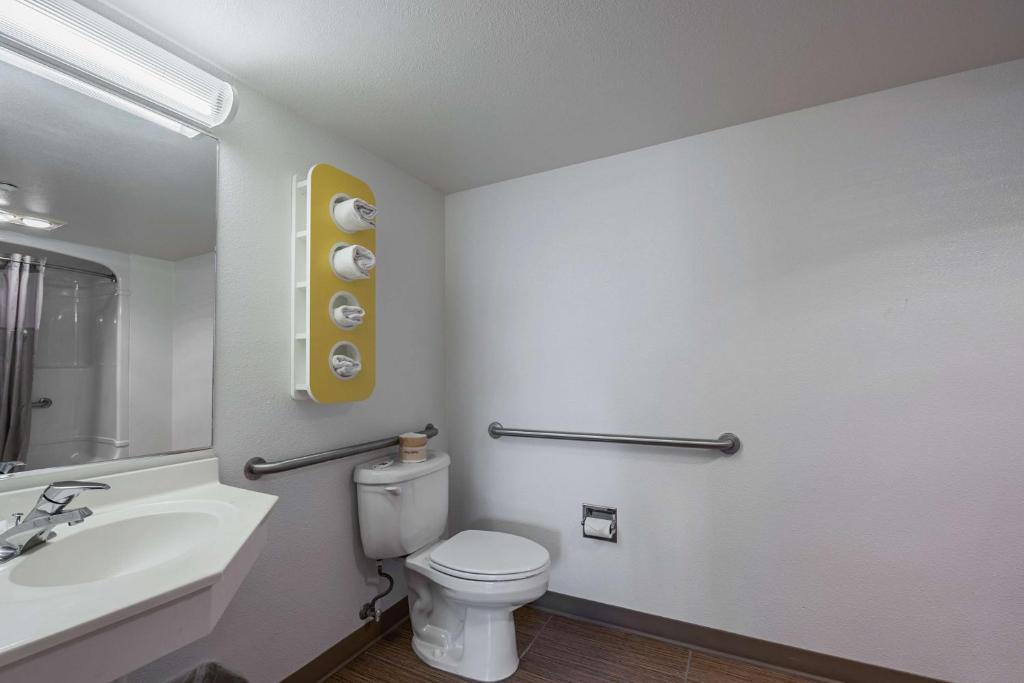 Koupelna v ubytování Motel 6-Fallon, NV