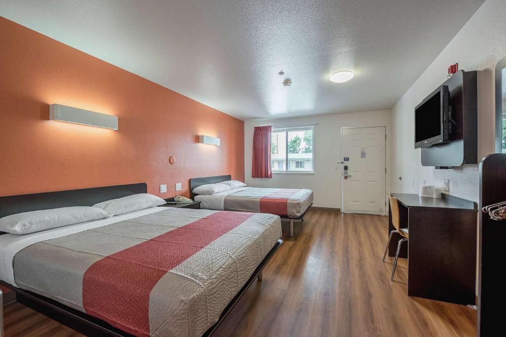 Postel nebo postele na pokoji v ubytování Motel 6-Fallon, NV